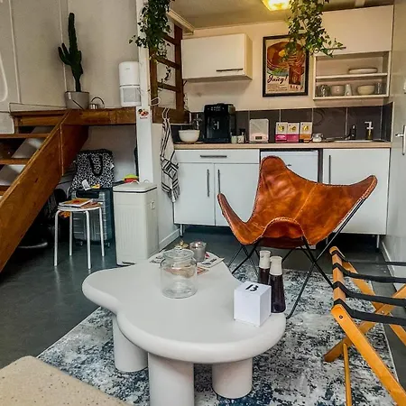 Apartment Loft Design, Proximite
